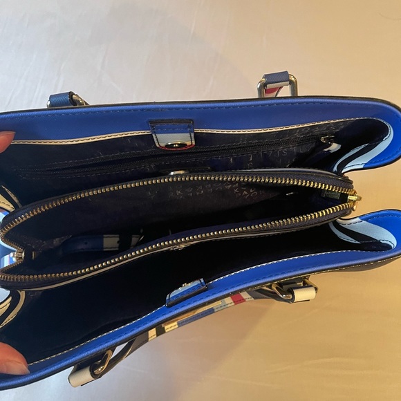 Kate Spade New York

EVANGELIE LAUREL WAY STRIPE SATCHEL - Picture 3 of 4